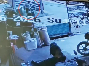 सरगुजा जिले के सीतापुर नगर में नेशनल हाईवे-43 किनारे स्थित मुख्य बाजार में दिनदहाड़े करीब एक करोड़ रुपए के सोने-चांदी के जेवरात से भरा बैग चोरी की घटना सामने आई Chhattisgarh Crimes