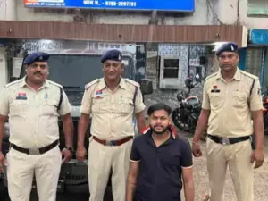महादेव ऑनलाइन सट्टा ऐप से जुड़े सौरभ चंद्राकर के भांजे प्रखर चंद्राकर पर अपने दो साथियों के साथ मिलकर प्रॉपर्टी डीलर की हत्या की कोशिश करने का आरोप लगा Chhattisgarh Crimes