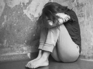 छत्तीसगढ़ के रायगढ़ जिले में 18 साल के युवक ने 15 साल की नाबालिग लड़की को बहला-फुसलाकर न सिर्फ अपने जाल में फंसाया, बल्कि दो बार उसे घर से भगा ले गया Chhattisgarh Crimes