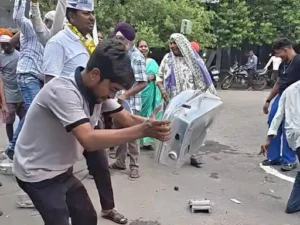 स्मार्ट मीटर और बढ़े बिजली बिल को लेकर दुर्ग में बुधवार को बड़ी संख्या में लोग स्मार्ट मीटर लेकर जनदर्शन पहुंचे Chhattisgarh Crimes