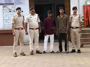भिलाई के खुर्सीपार इलाके में स्कूल आने-जाने वाले बच्चों को रोककर उनसे मारपीट करने, गाली-गलौज करने और शराब पीने के लिए पैसे मांगने वाले 2 युवकों को पुलिस ने गिरफ्तार किया Chhattisgarh Crimes