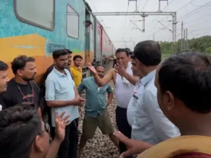 उधमपुर से शनिवार सुबह दुर्ग पहुंची शहीद कैप्टन तुषार महाजन (एमसीटीएम)-दुर्ग सुपरफास्ट एक्सप्रेस में तकनीकी खराबी के कारण यात्रियों को पूरी रात परेशानी झेलनी पड़ी Chhattisgarh Crimes