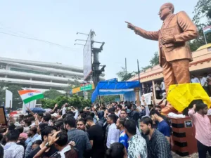 राजधानी रायपुर के डॉ. भीमराव अंबेडकर चौक पर रविवार को स्टूडेंट्स, यूथ और अलग-अलग सामाजिक संगठनों के बैनर तले 500 से ज्यादा लोग सामाजिक कार्यकर्ता सोनम वांगचुक के समर्थन में सड़क पर उतरे Chhattisgarh Crimes