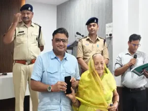सरगुजा पुलिस ने सोमवार को गुम और चोरी हुए 129 मोबाइल उनके असली मालिकों को वापस सौंपे Chhattisgarh Crimes