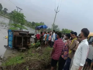 छत्तीसगढ़ के बिलासपुर जिले मंगलवार सुबह धान रोपाई के लिए जा रहे मजदूरों से भरा ट्रैक्टर ट्रॉली पलट गया Chhattisgarh Crimes