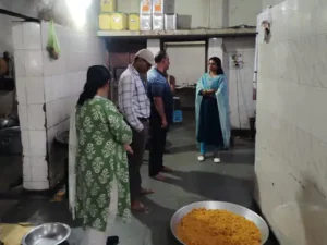 छत्तीसगढ़ के रायगढ़ में ‘बने खाबो-बने रहिबो 2.0’ अभियान के तहत खाद्य-सुरक्षा विभाग की टीम ने सोमवार को शहर के कई होटल और मिठाई दुकानों का निरीक्षण किया Chhattisgarh Crimes