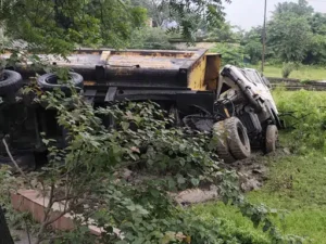 कोरबा शहर के सर्वमंगला चौक के पास बुधवार देर रात एक कोयला लोड ट्रेलर अनियंत्रित होकर सड़क किनारे बने गार्डन में पलट गया Chhattisgarh Crimes