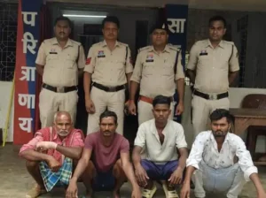 सूरजपुर जिले के प्रेमनगर थाना क्षेत्र में पुरानी रंजिश के चलते एक युवक पर जानलेवा हमला करने के मामले में पुलिस ने कार्रवाई करते हुए 4 आरोपियों को गिरफ्तार कर लिया Chhattisgarh Crimes