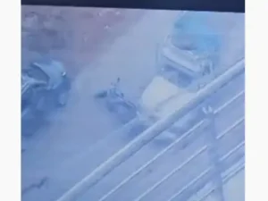 सूरजपुर के मंदिरपारा इलाके में सड़क किनारे खड़ी कार का अचानक गेट खुलने से बाइक सवार युवक उससे टकराकर सड़क पर गिर गया Chhattisgarh Crimes