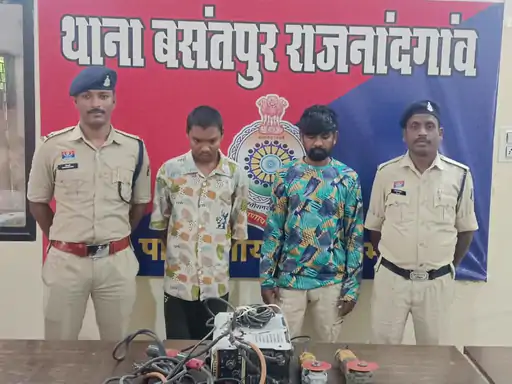 राजनांदगांव जिले में अपराध और असामाजिक गतिविधियों पर रोक लगाने के लिए चल रहे विशेष अभियान के तहत पुलिस ने 2 मामलों में कार्रवाई की Chhattisgarh Crimes