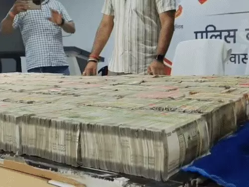 ब्लैक करेंसी स्कैम यानि रकम दोगुनी करने और काले नोटों को केमिकल से असली भारतीय करेंसी में बदलने का झांसा देकर ठगी करने वाले अंतरराज्यीय गिरोह का रायपुर पुलिस ने पर्दाफाश किया Chhattisgarh Crimes