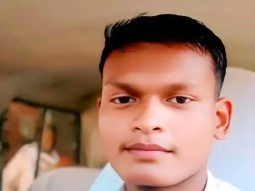 रामानुजगंज थाना क्षेत्र के भवरमाल गांव में शनिवार सुबह 21 वर्षीय युवक सूरज सिंह का शव घर के सामने फांसी के फंदे पर लटका मिला Chhattisgarh Crimes