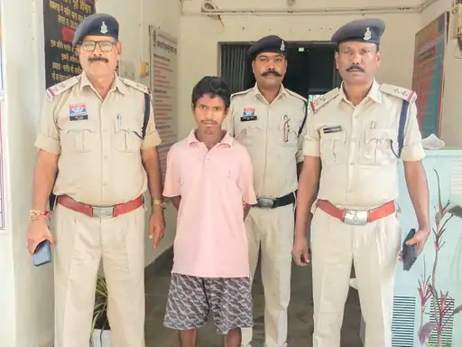 बलरामपुर-रामानुजगंज जिले के शंकरगढ़ थाना क्षेत्र के जोकापाठ गांव में मामूली विवाद के बाद एक व्यक्ति ने अपनी पत्नी की लकड़ी के डंडे से पीट-पीटकर हत्या कर दी Chhattisgarh Crimes