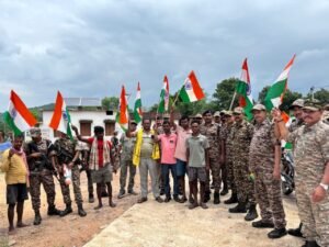 सीआरपीएफ जवानों ने निकाली तिरंगा यात्रा, देशभक्ति के रंग में रंगा जुंगाड़ क्षेत्र Chhattisgarh Crimes