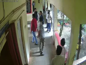 अभनपुर नगर अध्यक्ष उत्रसेन गहिरवारे पर CMO निलेश केरकेट्टा और सब इंजीनियर दुशांत चौहान से गाली-गलौज करने और मारपीट की धमकी देने का आरोप Chhattisgarh Crimes