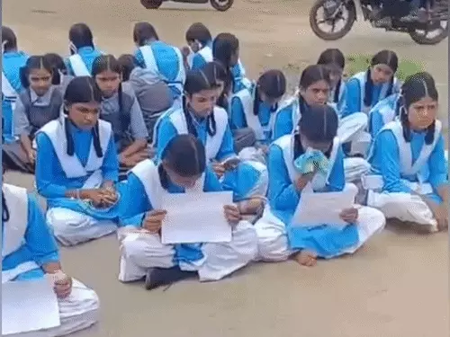 सूरजपुर के भुनेश्वरपुर स्थित प्री-मेट्रिक छात्रावास की छात्राओं ने सोमवार को भोजन और जरूरी सुविधाओं की कमी को लेकर सड़क पर धरना-प्रदर्शन किया Chhattisgarh Crimes