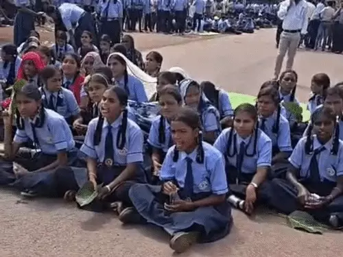 छत्तीसगढ़ के दुर्ग में 5 दिन के अंदर दूसरी बार स्कूली बच्चों ने अपनी मांगों को लेकर चक्काजाम कर दिया Chhattisgarh Crimes