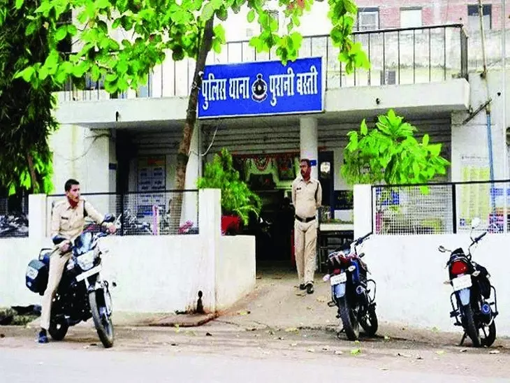 राजधानी रायपुर के पुरानी बस्ती थाना क्षेत्र में आधी रात मामूली विवाद के बाद 22 साल के युवक की चाकू मारकर हत्या कर दी गई Chhattisgarh Crimes