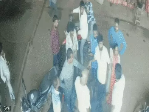 बिलासपुर जिले के रतनपुर में मां महामाया मंदिर के गेट के पास चोरी के पुराने विवाद को लेकर भाजपा से जुड़े 2 पक्ष आमने-सामने आ गए Chhattisgarh Crimes