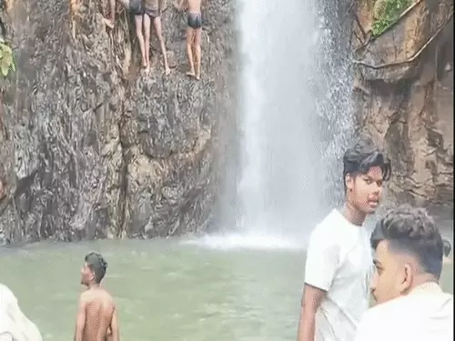 छत्तीसगढ़ के रायगढ़ जिले के परसदा-केराझर वाटरफॉल में आखिरकार आम लोगों के जाने पर रोक लगा दी गई Chhattisgarh Crimes