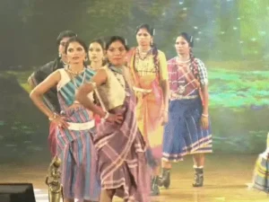 रायपुर के एक कार्यक्रम में सरेंडर नक्सली महिलाओं ने रैंप वॉक किया। राष्ट्रीय हथकरघा दिवस के अवसर पर प्रदेश स्तरीय बुनकर सम्मेलन और स्वदेशी एक्सपो आयोजित किया गया था Chhattisgarh Crimes