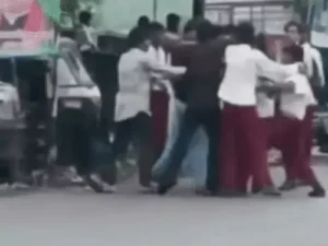 कोरबा के बांकिमोंगरा स्थित सनशाइन स्कूल के छात्रों के दो गुटों के बीच गुरुवार शाम स्कूल छुट्टी के बाद मुख्य मार्ग पर जमकर मारपीट हो गई Chhattisgarh Crimes