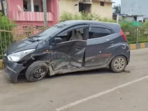 बलौदाबाजार-लवन मार्ग पर सोमवार दोपहर दो कारों के बीच जोरदार भिड़ंत हो गई Chhattisgarh Crimes