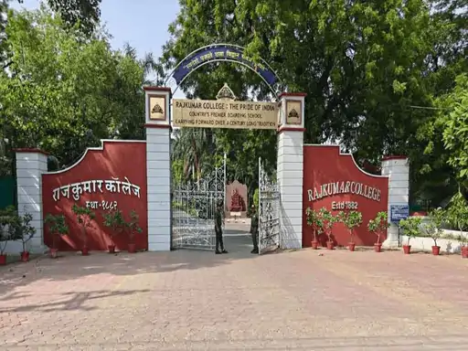 छत्तीसगढ़ हाईकोर्ट के चीफ जस्टिस रमेश सिन्हा और जस्टिस रवींद्र कुमार अग्रवाल की डिवीजन बेंच ने राजकुमार कॉलेज के शिक्षक को 18 साल बाद नौकरी से निकालने के फैसले को अवैध बताया है Chhattisgarh Crimes