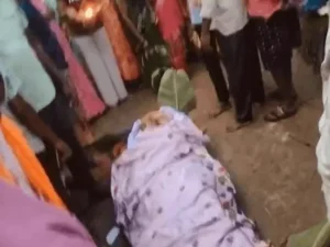 छत्तीसगढ़ के धमतरी जिले में रविवार शाम धर्मांतरित बुजुर्ग महिला की मौत के बाद अंतिम संस्कार को लेकर विवाद हो गया Chhattisgarh Crimes
