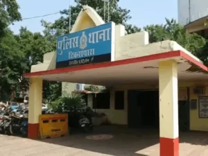 राजधानी रायपुर के संजय नगर इलाके में सोमवार को पुलिस ने छापेमारी कर एक बांग्लादेशी नागरिक को गिरफ्तार किया Chhattisgarh Crimes