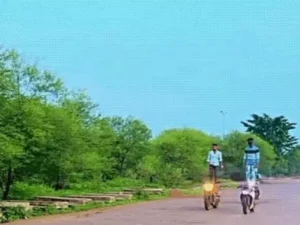 राजधानी रायपुर के नया रायपुर स्थित सेंध लेक के पास स्वतंत्रता दिवस के मौके पर युवाओं का खतरनाक स्टंट पुलिस की नजर में आ गया Chhattisgarh Crimes