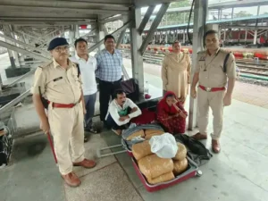 बिलासपुर रेलवे स्टेशन पर गांजा तस्करी के खिलाफ जीआरपी और आरपीएफ की संयुक्त टीम ने कार्रवाई करते हुए एक महिला और पुरुष को गिरफ्तार किया Chhattisgarh Crimes