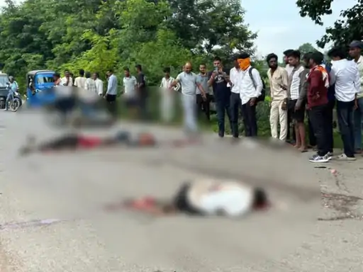 छत्तीसगढ़ के बिलासपुर में शनिवार सुबह तेज रफ्तार अनियंत्रित ट्रक ने बाइक सवार तीन युवकों को टक्कर मार दी Chhattisgarh Crimes