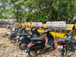रायपुर यातायात पुलिस ने स्कूल जाने के लिए दोपहिया और अन्य वाहन लेकर पहुंचने वाले नाबालिग छात्रों के खिलाफ सख्त अभियान चलाया Chhattisgarh Crimes