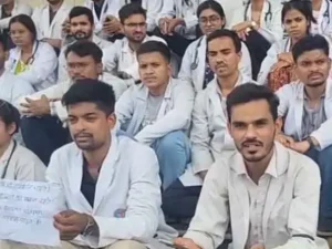 छत्तीसगढ़ के रायगढ़ में MBBS इंटर्न डॉक्टरों ने स्टाइपेंड बढ़ाने की मांग को लेकर अनिश्चितकालीन हड़ताल शुरू कर दी है Chhattisgarh Crimes