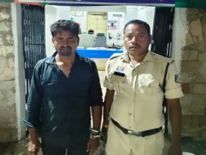 रायपुर के फाफाडीह चौक स्थित विग और ब्यूटी प्रोडक्ट की दुकान से करीब 7.32 लाख रुपए का सामान लेकर फरार हुए इंटर-स्टेट आरोपी को पुलिस ने पश्चिम बंगाल के हावड़ा से गिरफ्तार किया Chhattisgarh Crimes