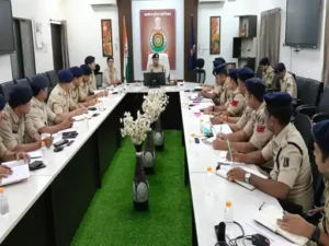 बिलासपुर रेंज में बढ़ रहे साइबर अपराधों पर रोक लगाने और पीड़ितों को जल्द राहत दिलाने के लिए IG राम गोपाल गर्ग ने विशेष समीक्षा बैठक ली Chhattisgarh Crimes