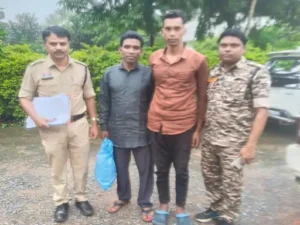 सरगुजा जिले के केरजू क्षेत्र में नाबालिग छात्रा और एक युवती को दिल्ली में अच्छे पगार पर काम दिलाने का झांसा देकर दो युवक उन्हें दिल्ली ले जा रहे थे Chhattisgarh Crimes