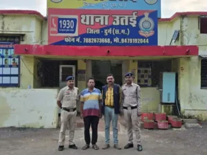 दुर्ग के उतई थाना क्षेत्र में पुलिस आरक्षक की नौकरी लगवाने के नाम पर 12 लाख रुपए की ठगी का मामला सामने आया है Chhattisgarh Crimes