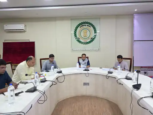 राशन कार्ड में नाम सुधार का आवेदन तय 30 दिन में पूरा नहीं करने पर तिल्दा नगर पालिका के सीएमओ अमिताभ शर्मा पर 100 रुपए का जुर्माना लगाया गया Chhattisgarh Crimes