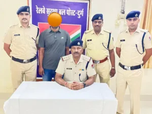 रेलवे से जुड़े पुराने मामलों में फरार आरोपियों तक पहुंचने के लिए आरपीएफ दुर्ग ने वारंट तामील अभियान के दौरान 19 साल पुराने मामले के आरोपी को सऊदी अरब से भारत बुलाकर गिरफ्तार किया Chhattisgarh Crimes