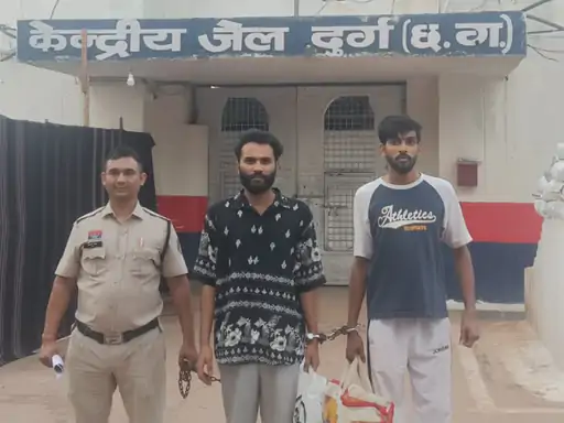 दुर्ग जिले के सिटी कोतवाली पुलिस ने 2 आरोपियों को चिट्टा के साथ पकड़ने के बाद पूछताछ और लगातार जांच के आधार पर 2 और आरोपियों को गिरफ्तार किया Chhattisgarh Crimes