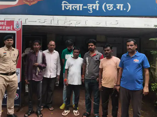 लंबित न्यायालयीन वारंटों की तामिली को लेकर दुर्ग पुलिस ने शनिवार को जिलेभर में एक साथ अभियान चलाया Chhattisgarh Crimes