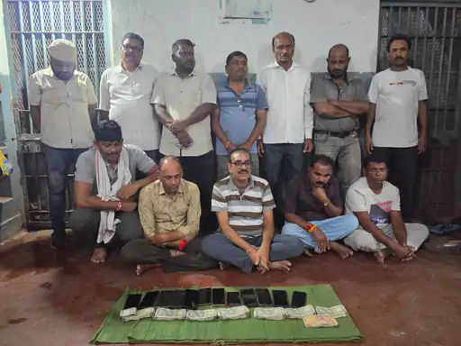 दुर्ग पुलिस ने छावनी थाना क्षेत्र के कैंप-1 स्थित वार्ड 34 के एक घर में जुआ खेलते 12 लोगों को पकड़ा Chhattisgarh Crimes