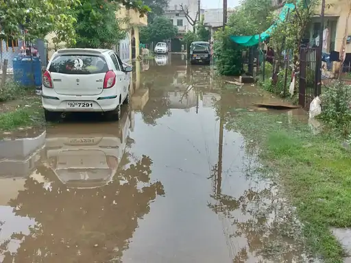 रायपुर के सेजबहार हाउसिंग बोर्ड कॉलोनी फेस-1 में बारिश के बाद जलभराव से रहवासियों की परेशानी बढ़ गई Chhattisgarh Crimes