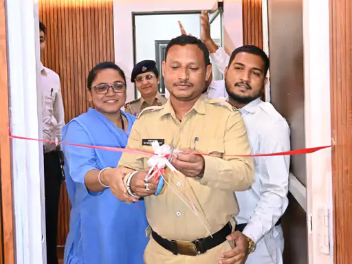 छत्तीसगढ़ के धमतरी में कलेक्टर अविनाश मिश्रा ने कलेक्ट्रेट के रेनोवेट किए गए सभाकक्ष का उद्घाटन चतुर्थ श्रेणी कर्मचारी से कराया Chhattisgarh Crimes