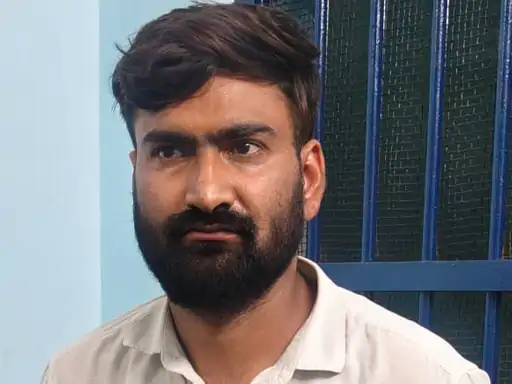 छत्तीसगढ़ के रायगढ़ में युवती को प्रेमजाल में फंसाकर बंधक बनाने और फोटो वायरल कर बदनाम करने की धमकी देकर 50 हजार रुपए मांगने का मामला सामने आया Chhattisgarh Crimes
