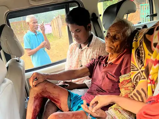 मरवाही वनमंडल के बंशीताल गांव में मंगलवार सुबह बुजुर्ग पर भालू ने हमला कर दिया Chhattisgarh Crimes