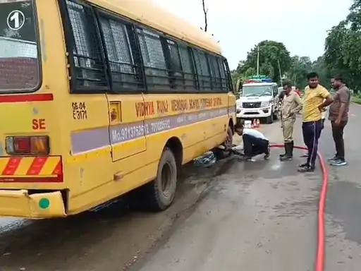छत्तीसगढ़ के धमतरी जिले में स्कूली बस में अचानक आग लग गई Chhattisgarh Crimes