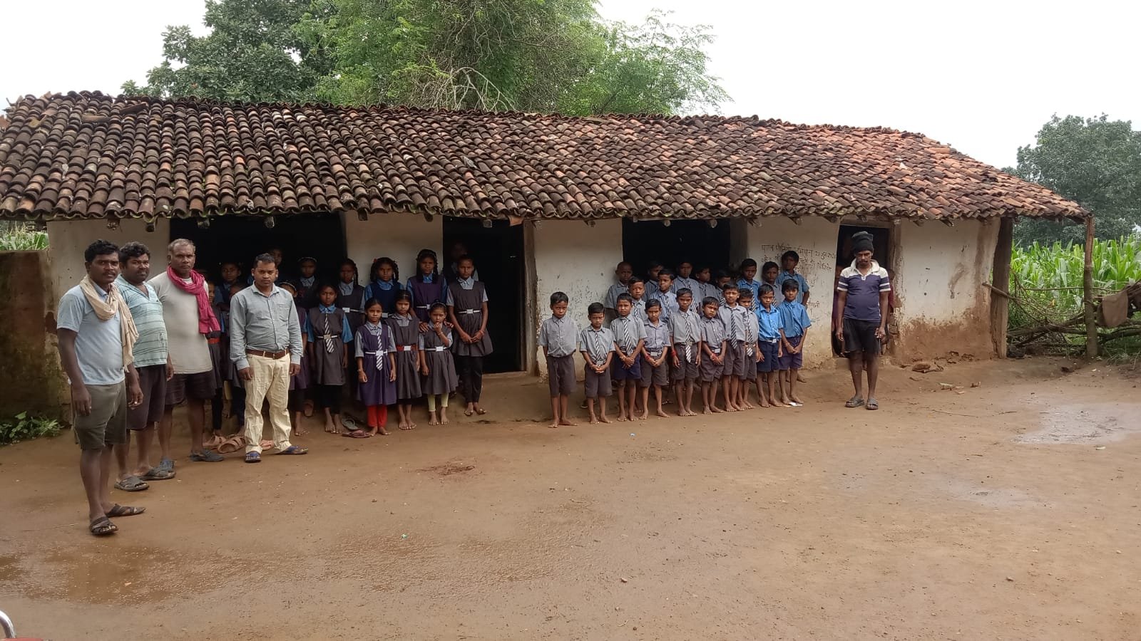 धिक्कार है ऐसे सिस्टम को गरियाबंद के मोतीपानी में 5 साल से गाय के कोठा में पढ़ रहे मासूम,स्कूल जतन योजना का भवन 4 साल से अधूरा, युवा रविंद्र मरकाम ने कलेक्टर से लगाई गुहार Chhattisgarh Crimes